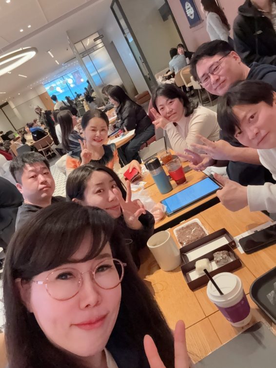 2025년 12월 부산과 서울에서 진행된 AI클럽 모임 결과를 정리한 문서로, 2026년 AI클럽의 피지컬 AI 및 생성형 AI 연구회 운영 방향, 연구회 구성, 지역별 모임 내용과 향후 계획을 안내한다.